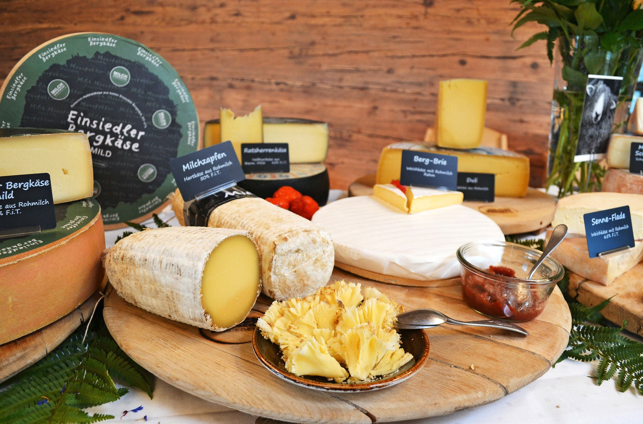 Käse auf einem Holzbrett angerichtet. 