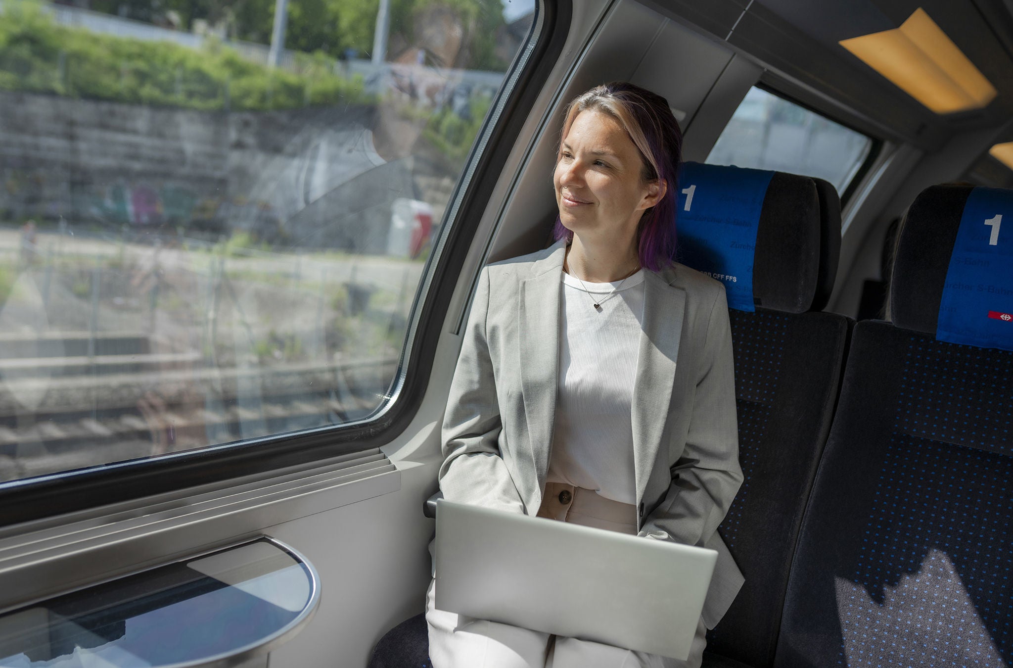 Arbeitende Frau in der Zürcher S-Bahn