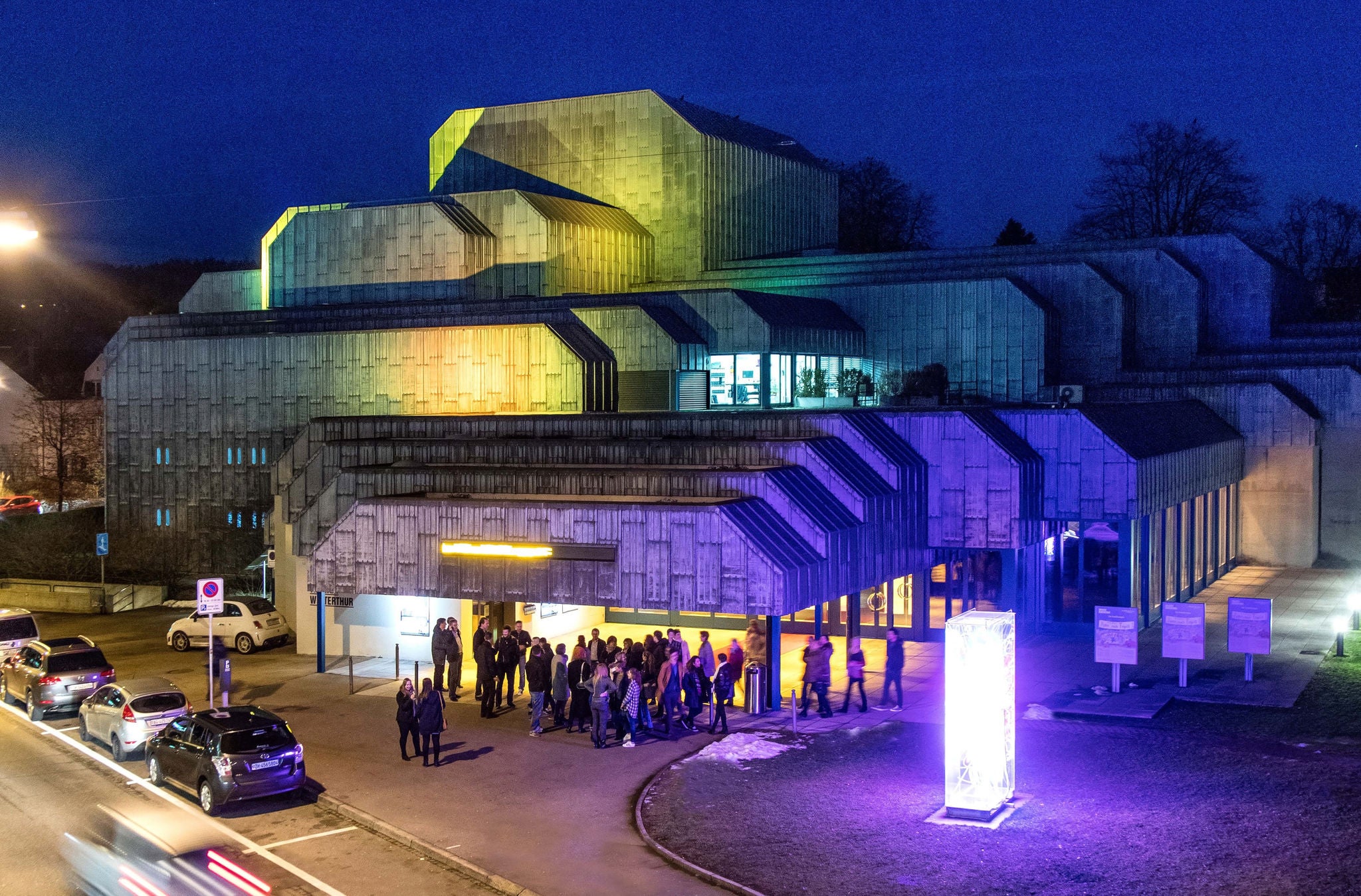 Aussenaufnahme vom Theater Winterthur in der Nacht. 