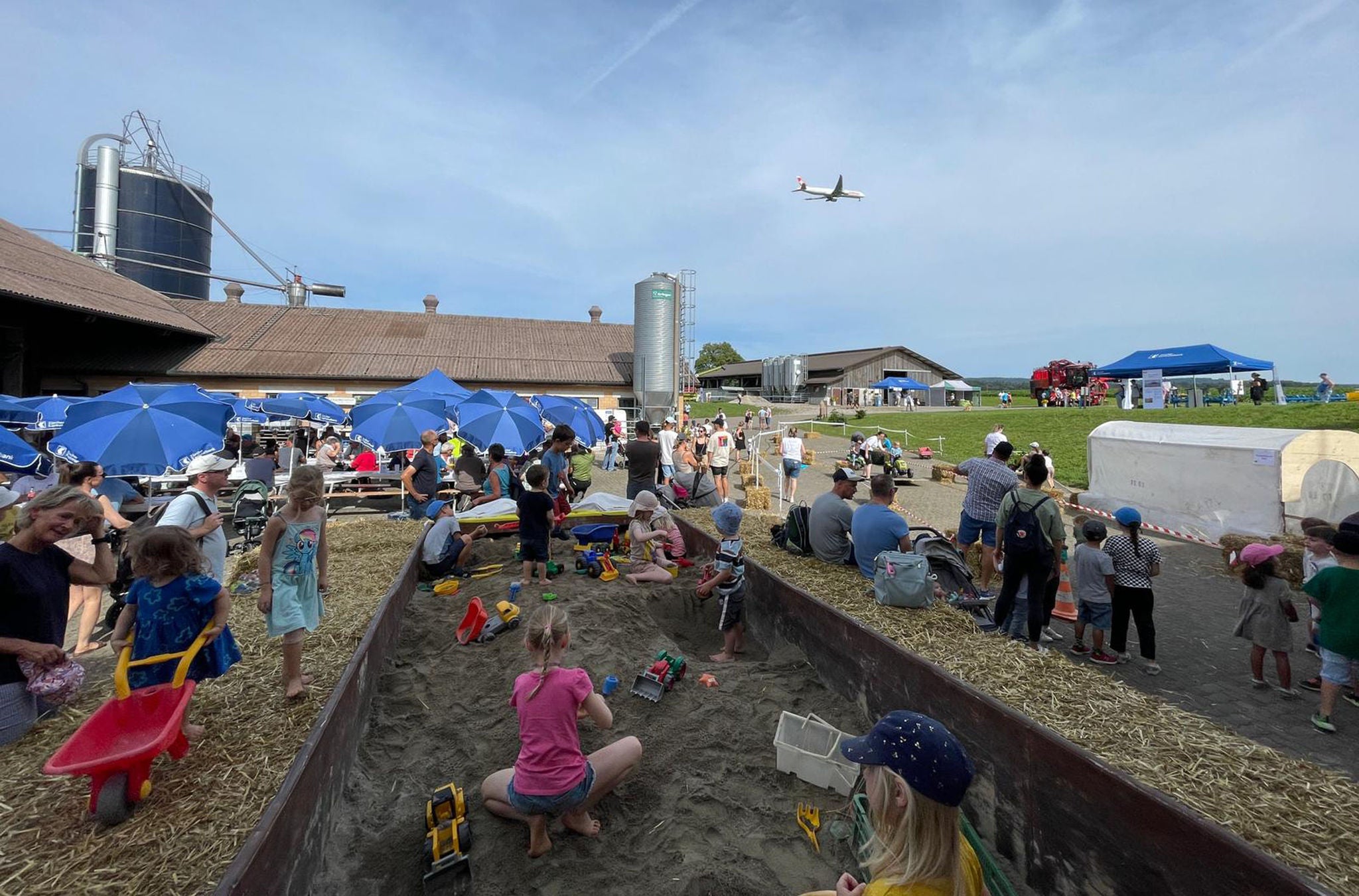 Kinder spielen im Sandkasten.