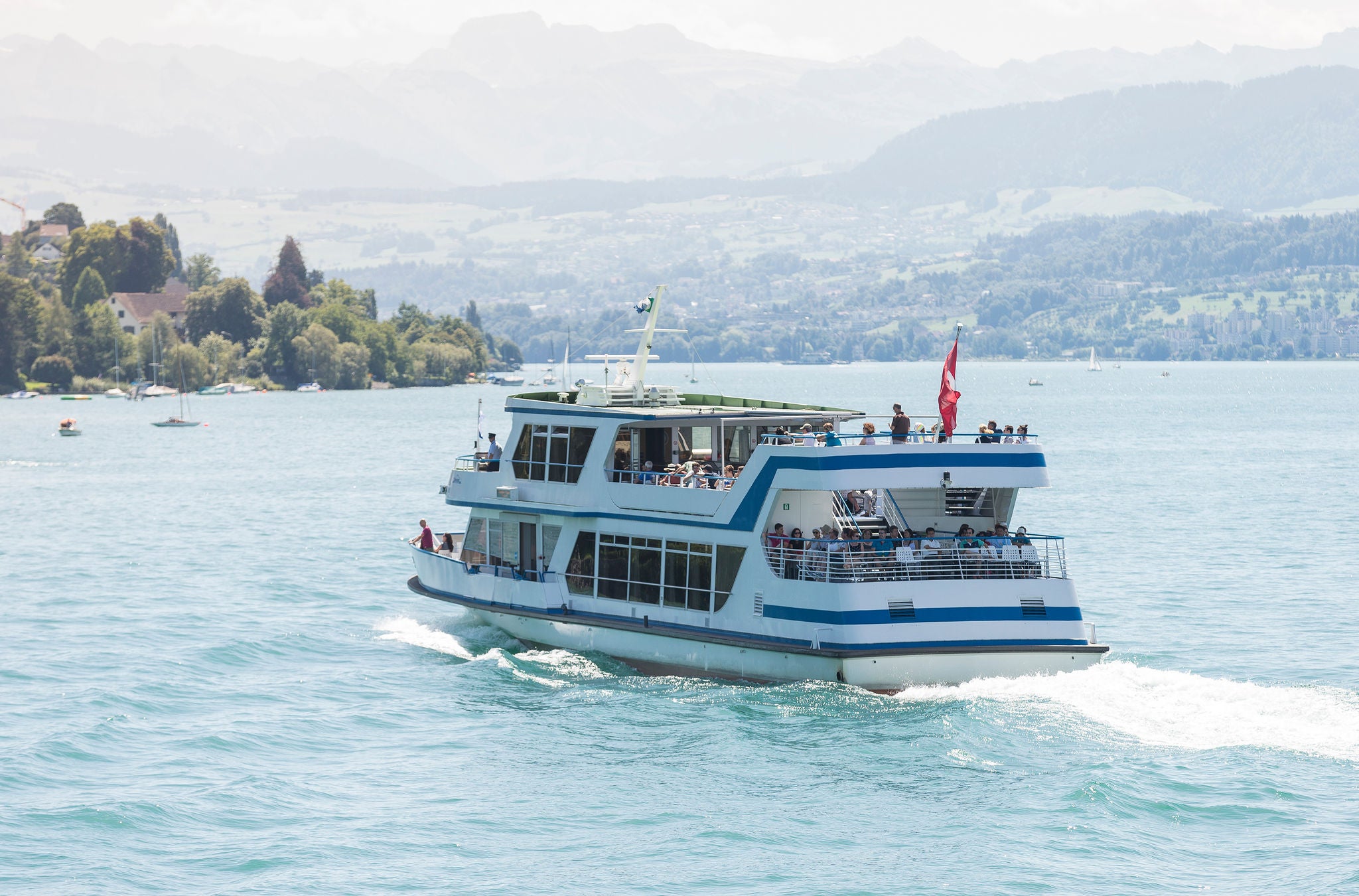 Ein Schiff der Zürichsee Schifffahrtsgesellschaft