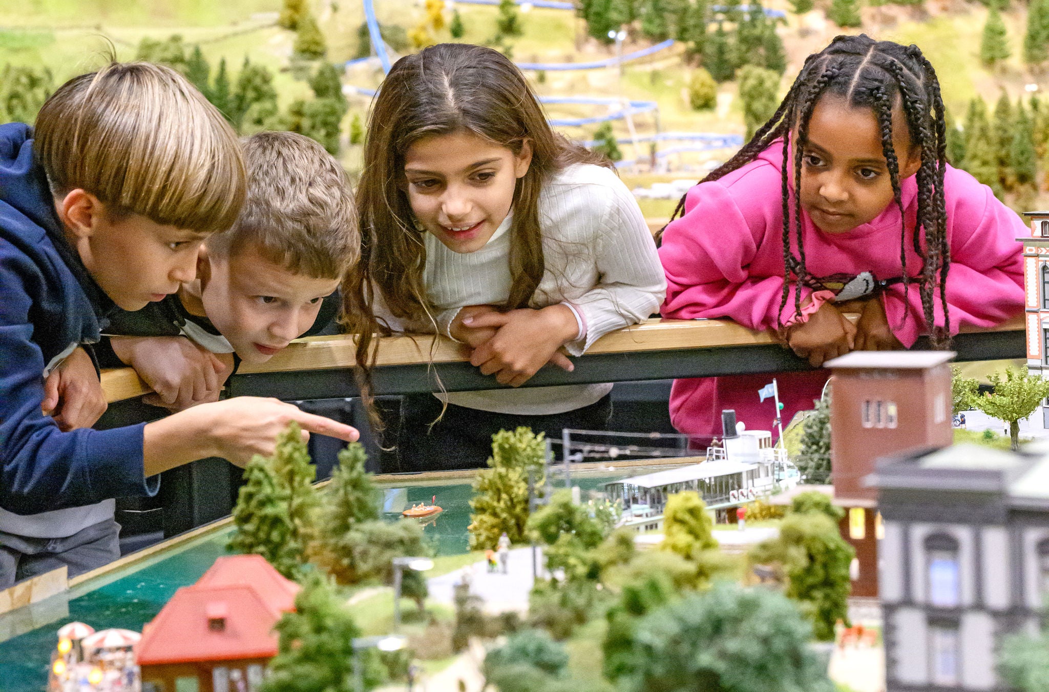 Kinder schauen sich die Miniaturwelt an