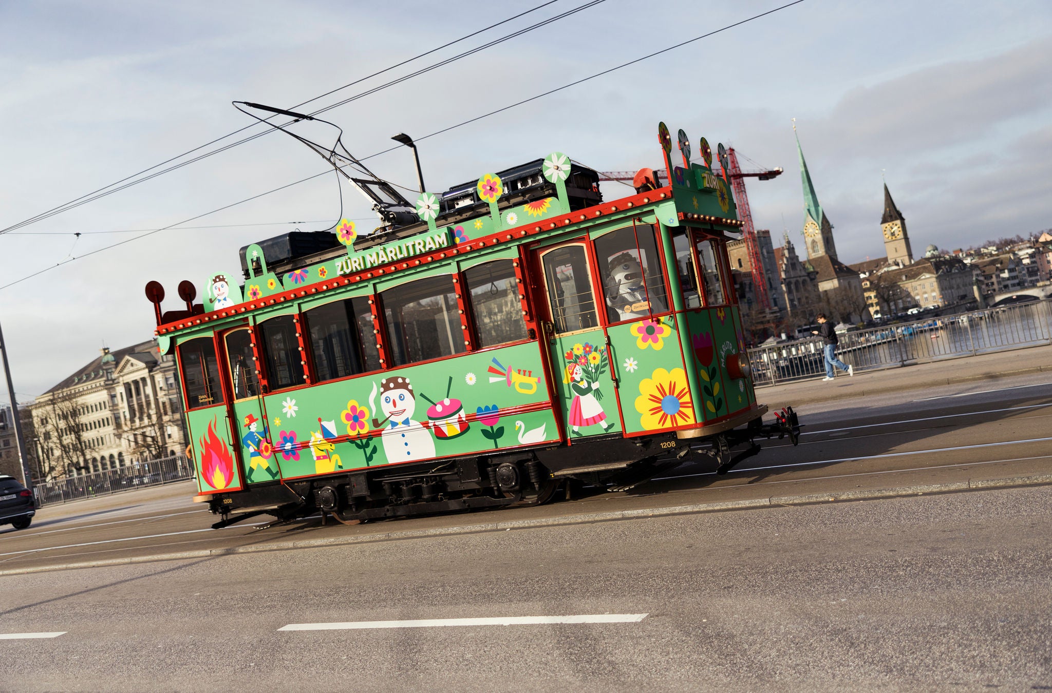 Das Züri Märlitram auf der Quaibrücke