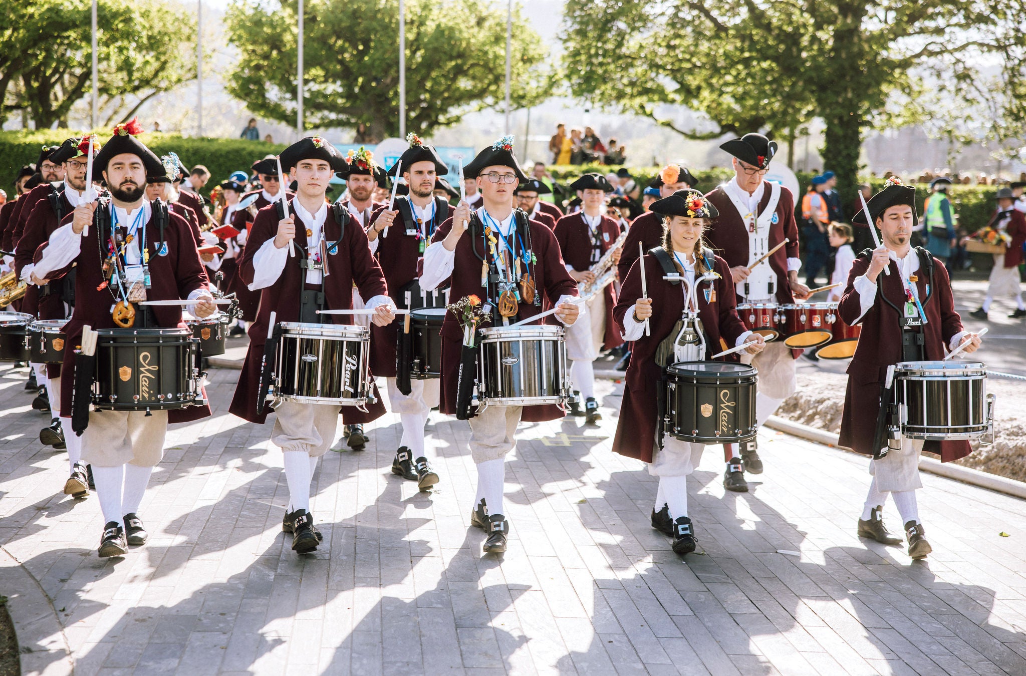 Menschen bei Umzug mit Trommeln. 