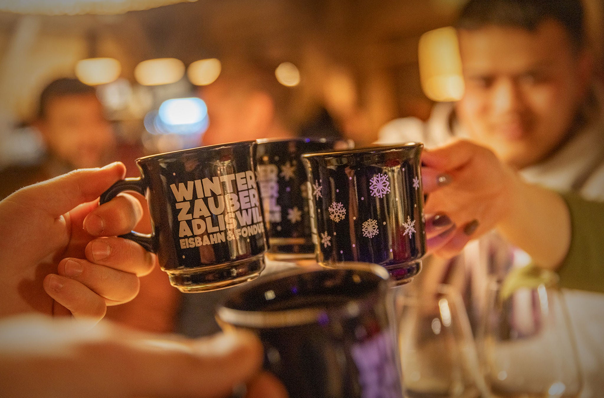 Freunde stossen am Winterzauber Adliswil mit Glühwein an.