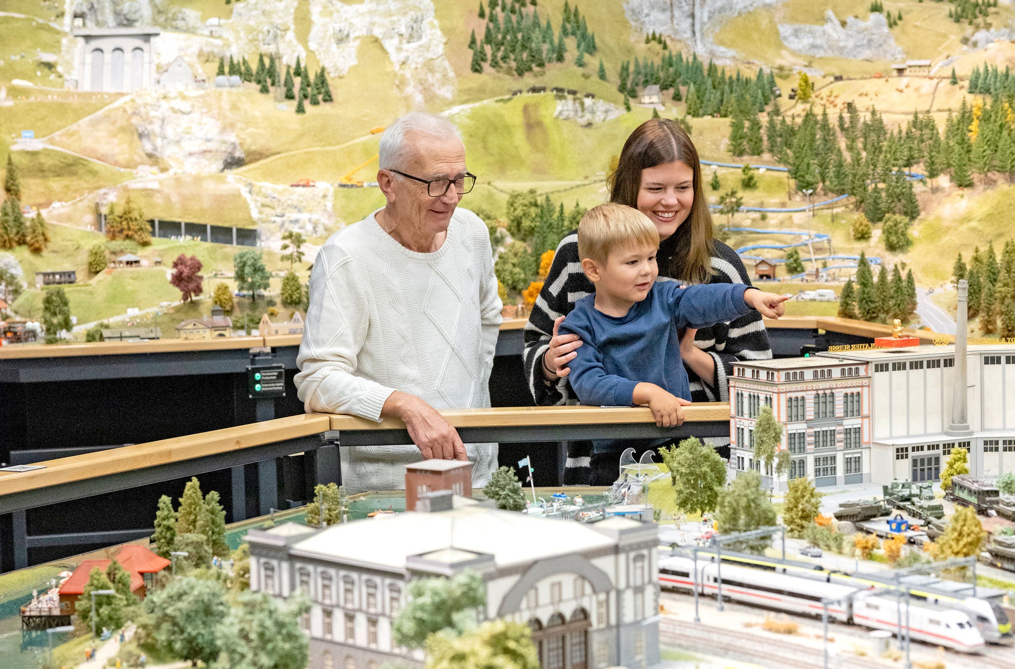 Familie schaut sich die Miniaturwelt an
