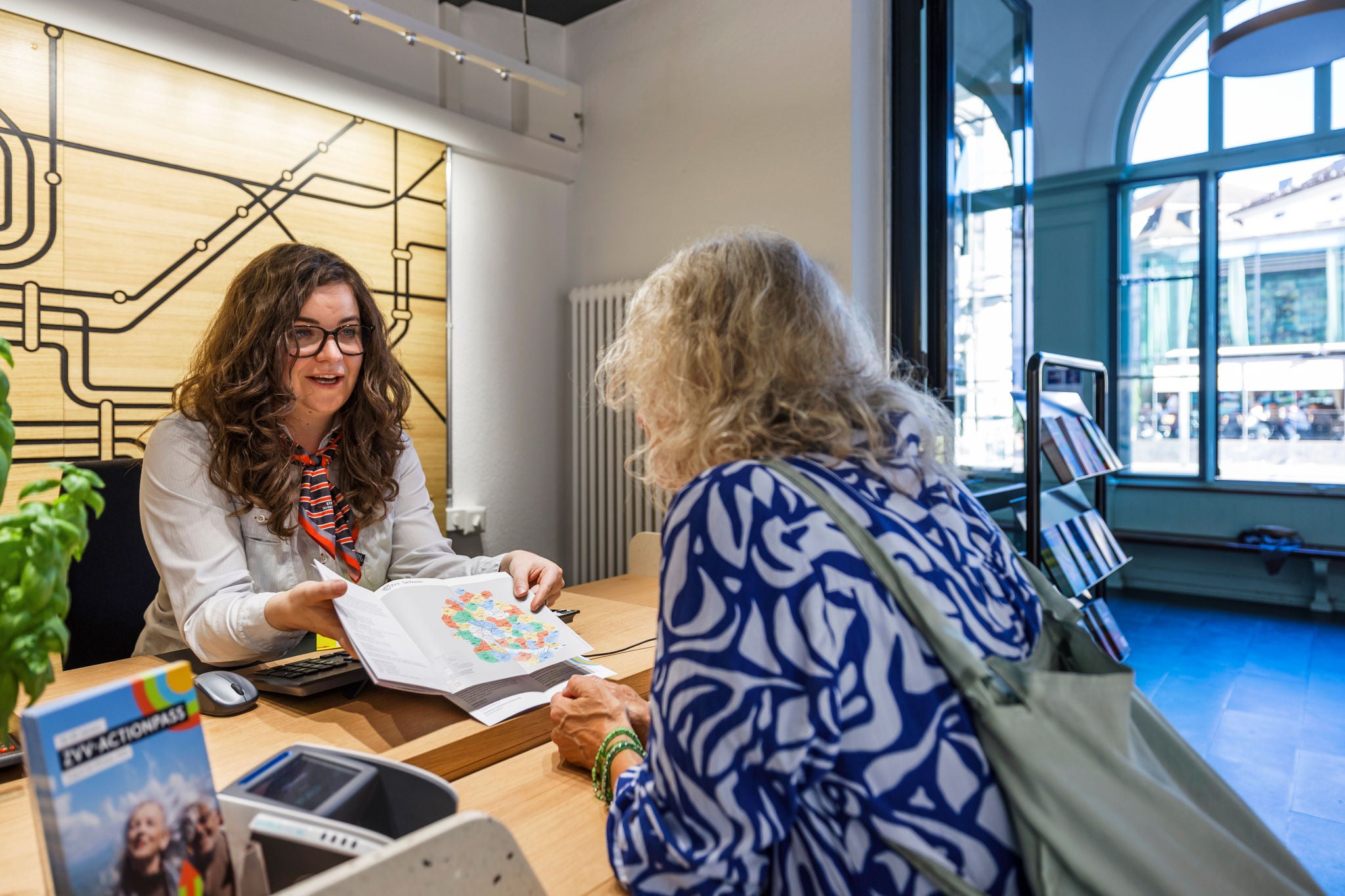 Tickets kaufen, Fragen klären, Ausflüge planen – im ZVV Contact Winterthur erhalten Sie persönliche Unterstützung.