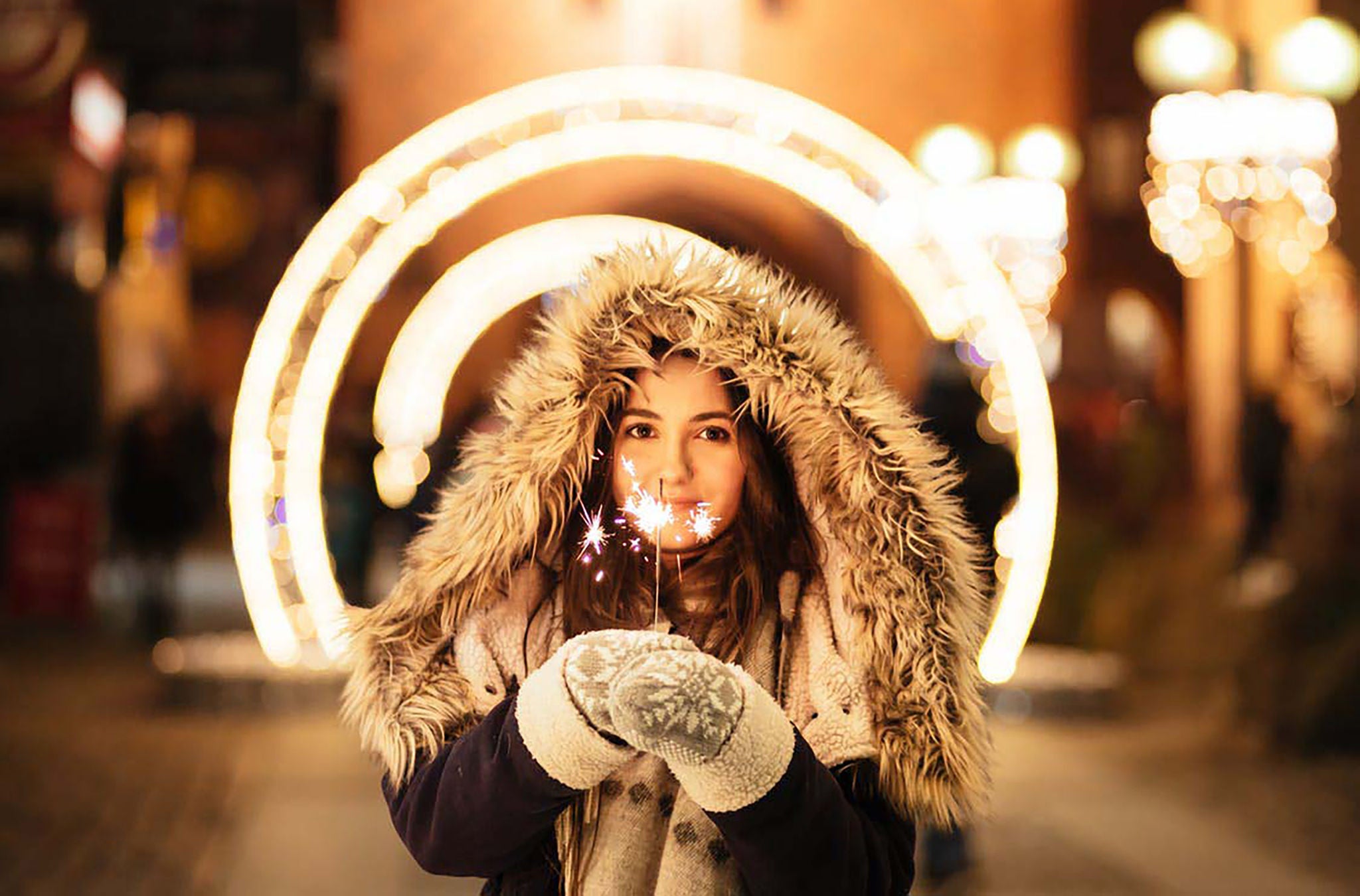 Frau mit Kerze an Weihnachten