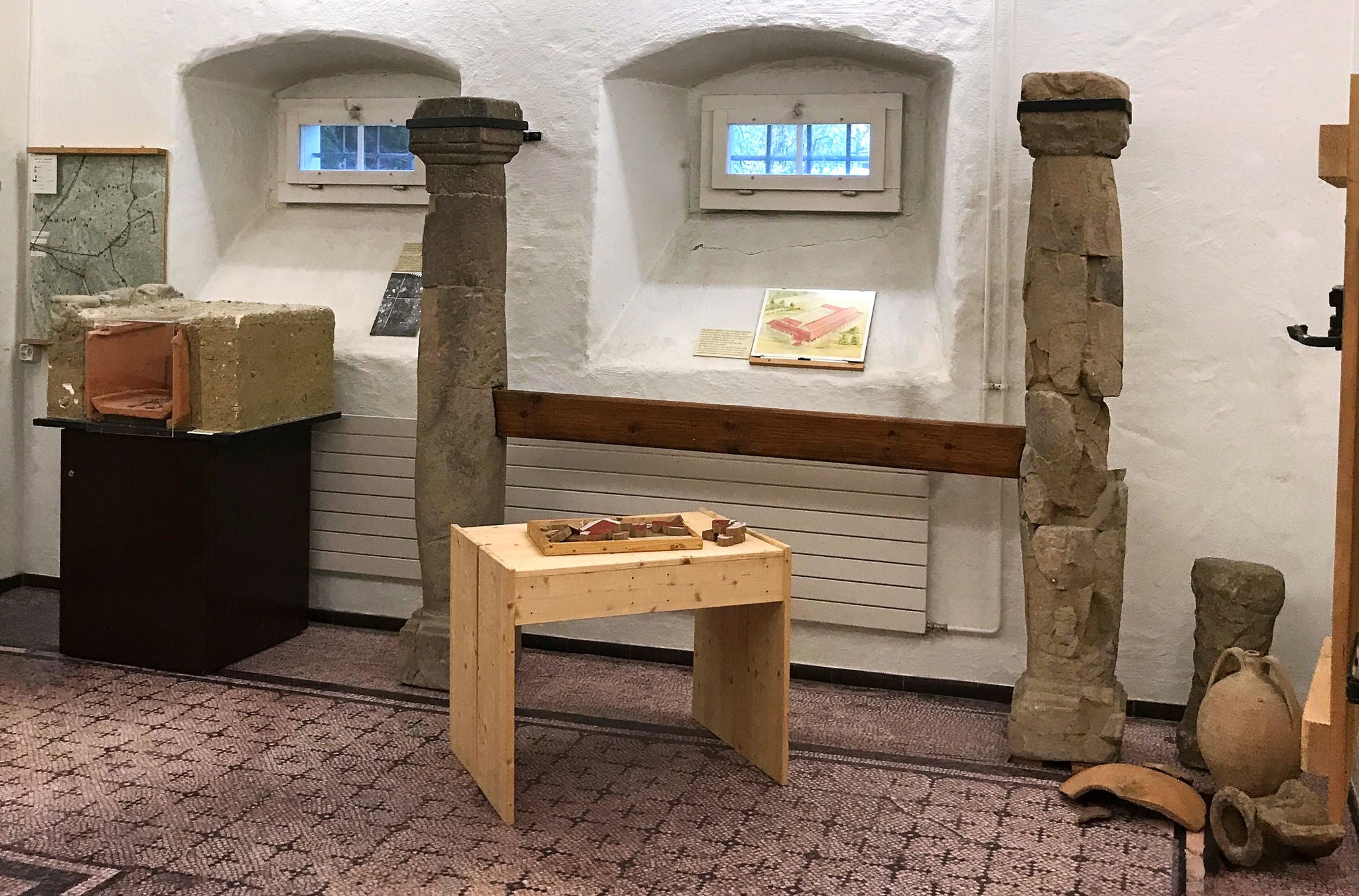 Säulen und Tontöpfe im Museum Wetzikon. 