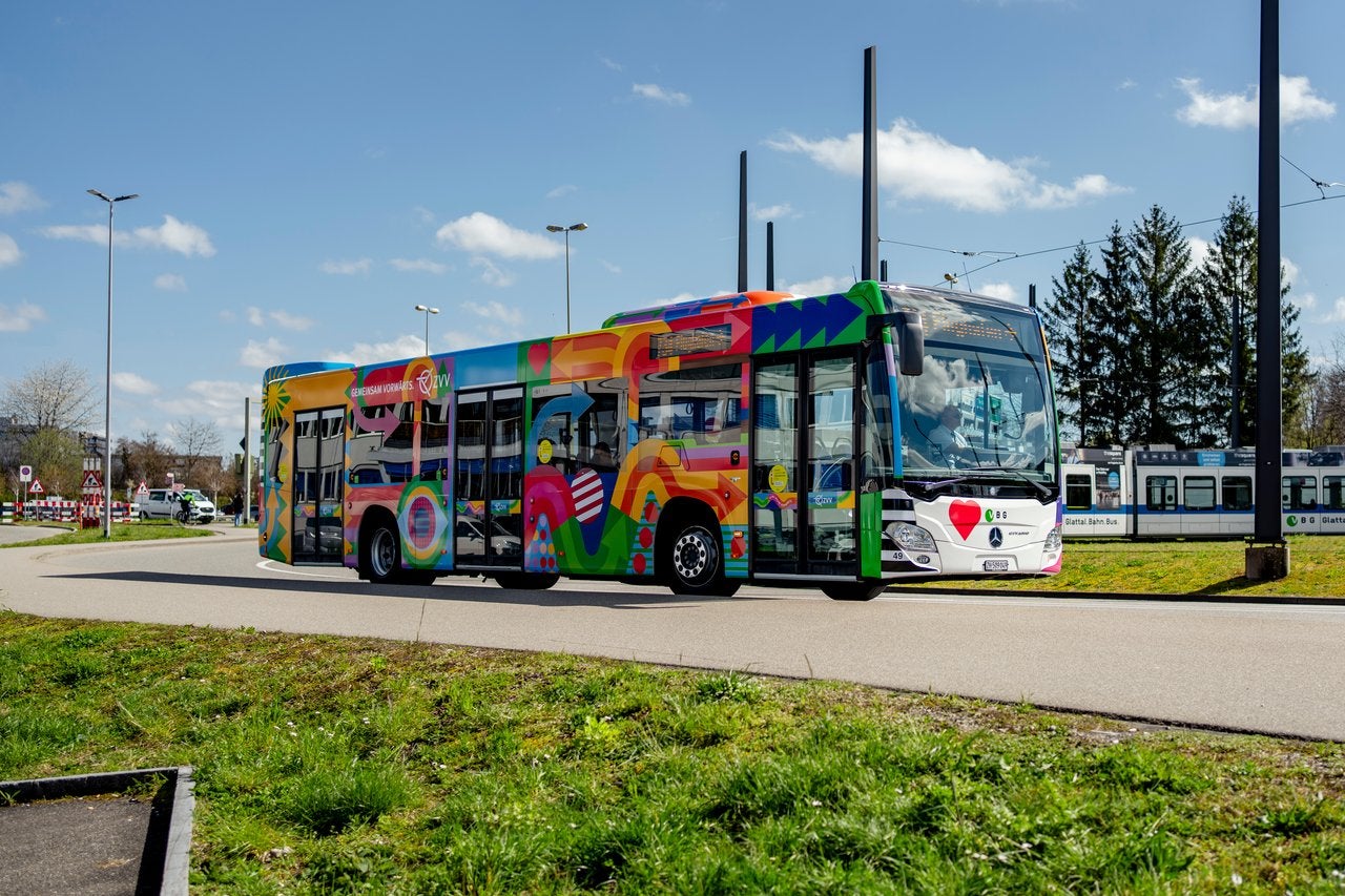 VBG-Bus mit bunter ZVV-Vollbemalung