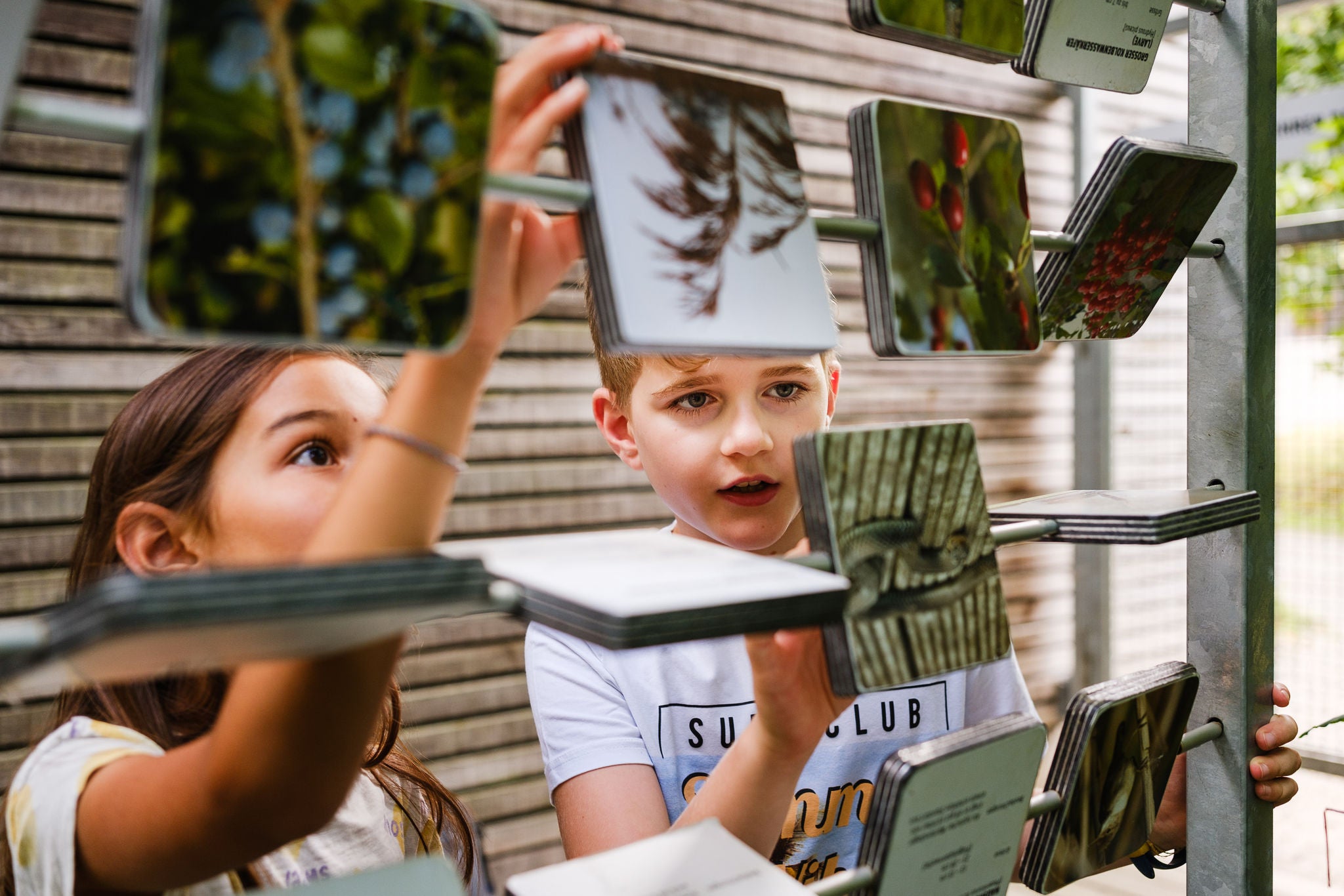 Zwei Kinder in der Outdoor-Ausstellung im Naturzentrum Thurauen. 