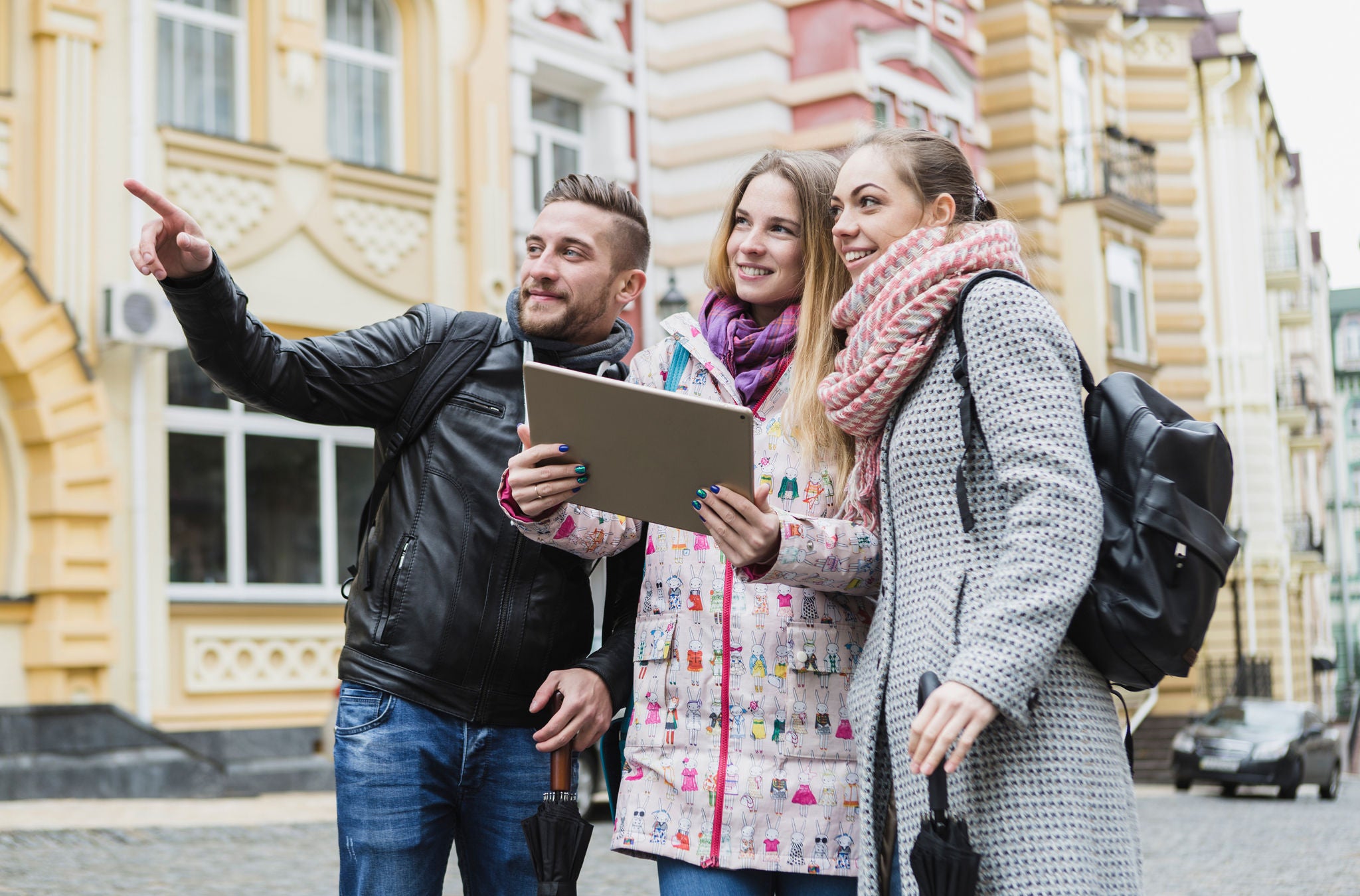 Zwei Frauen und ein Mann mit einem Tablet auf einer Urban Mission von Urban Escape