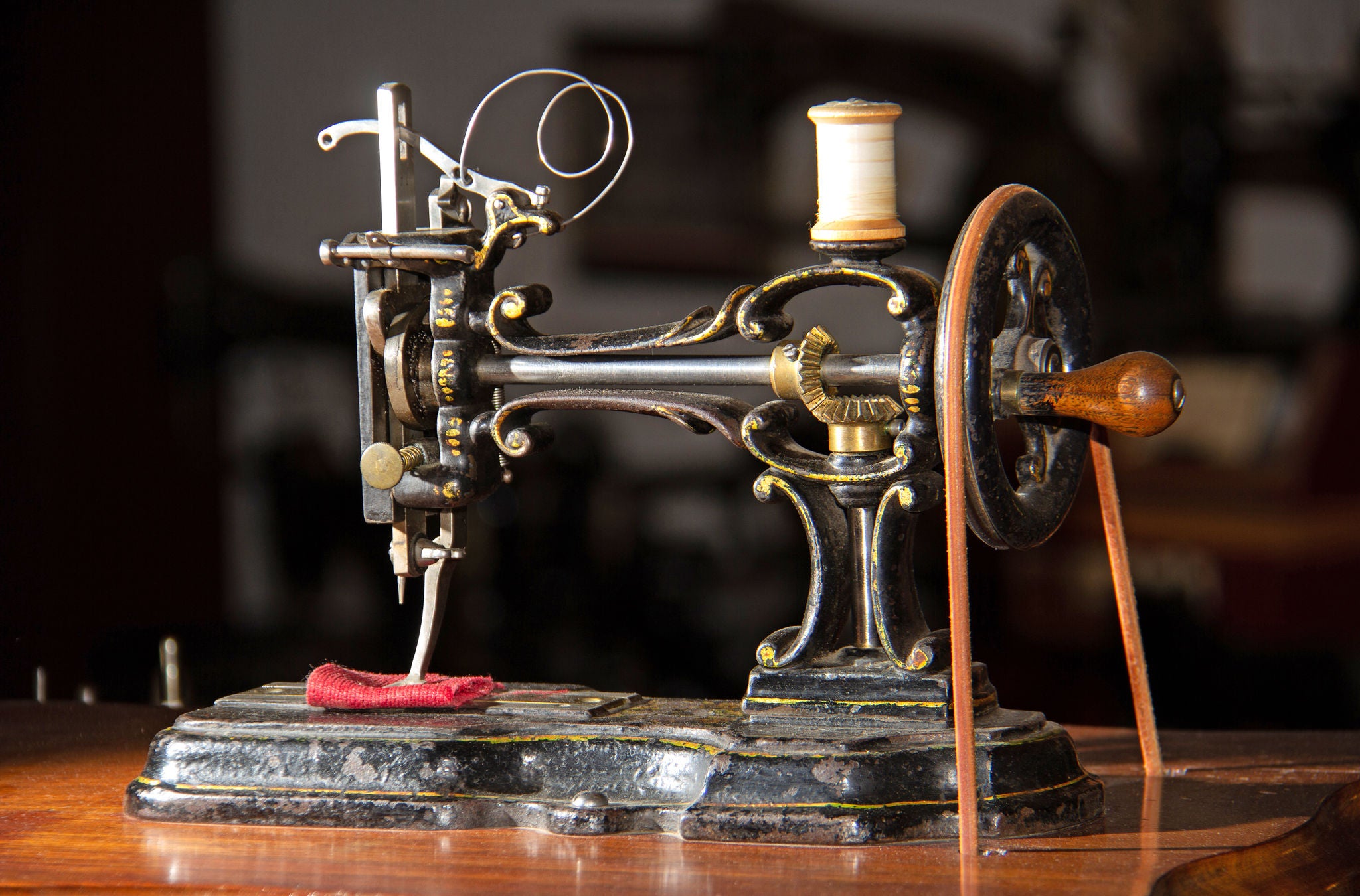 Alte, verzierte Nähmaschine im Nähmaschinen-Museum Dürnten.