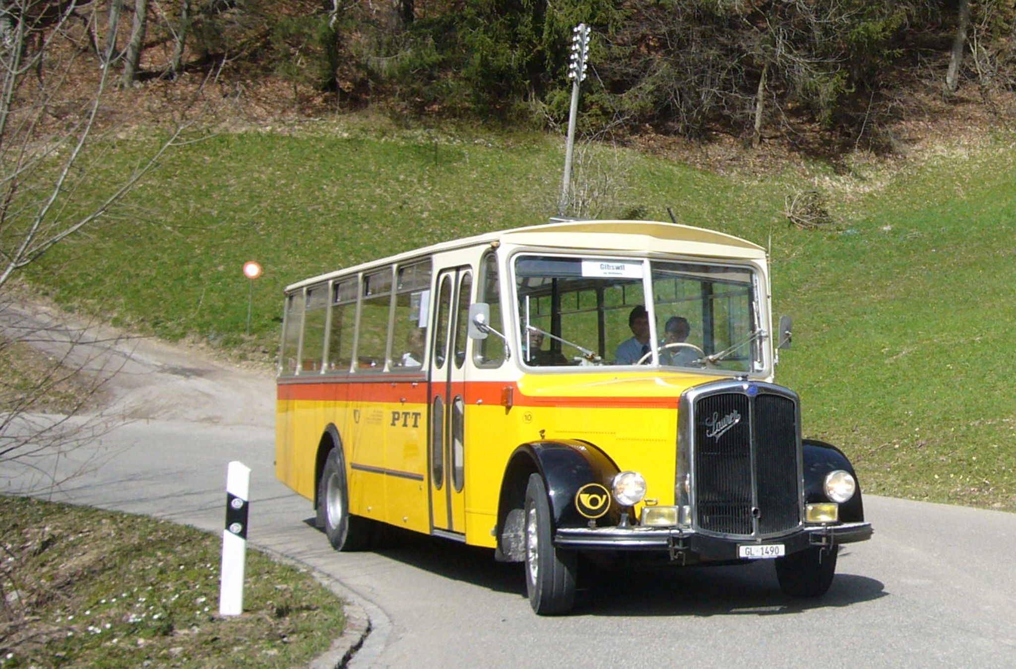 Oldtimer Postauto auf der Strasse