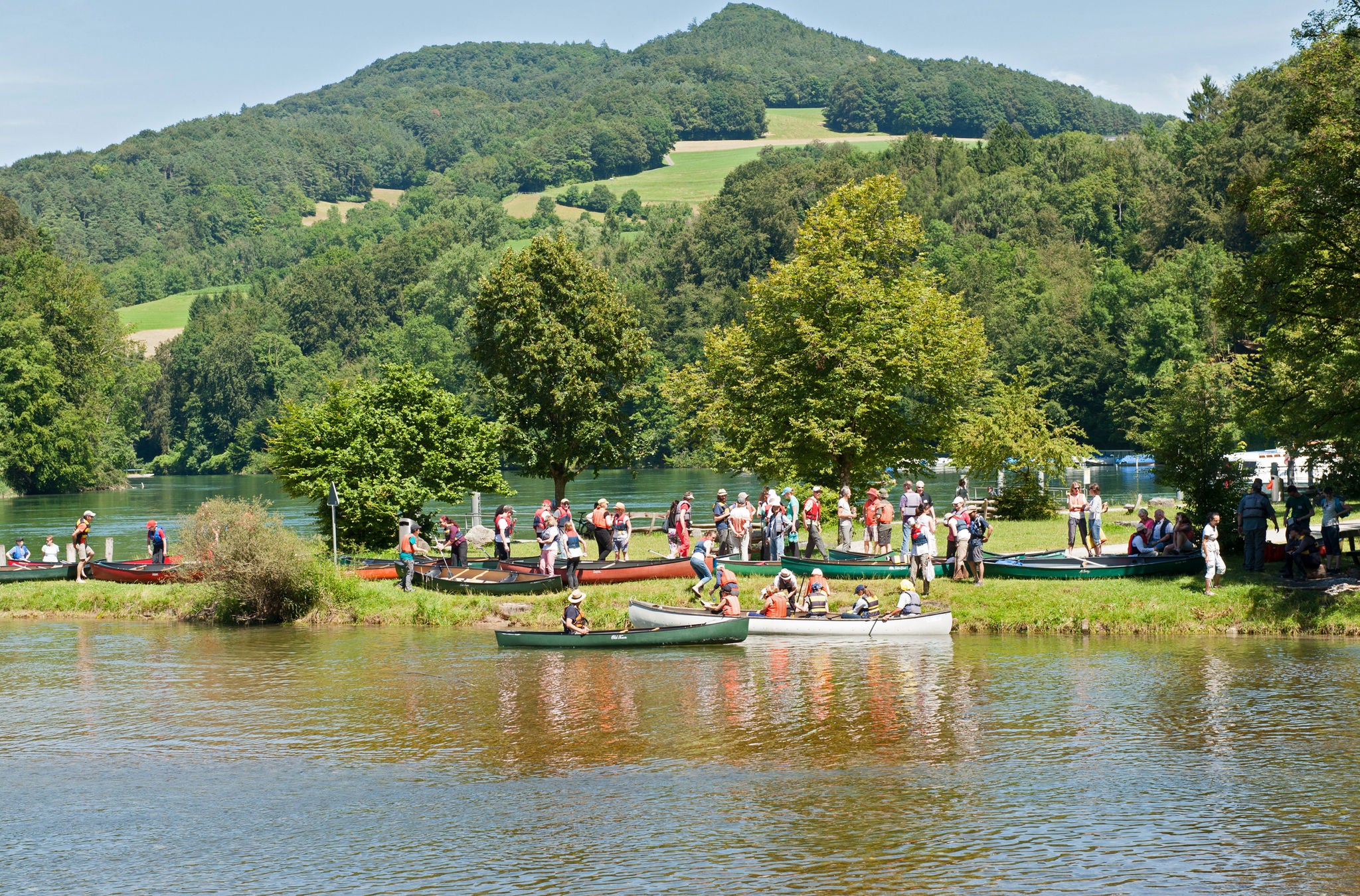 Erleben Sie den Rhein aus einem neuen Blickwinkel: bei einer Kanufahrt von Rüdlingen nach Eglisau .