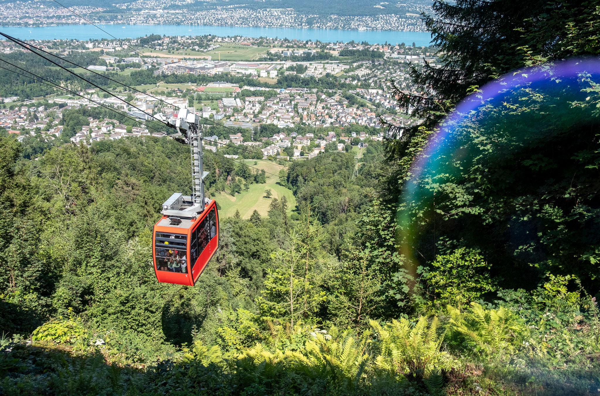 Die rote Luftseilbahn auf dem Weg von Adliswil auf die Felsenegg.