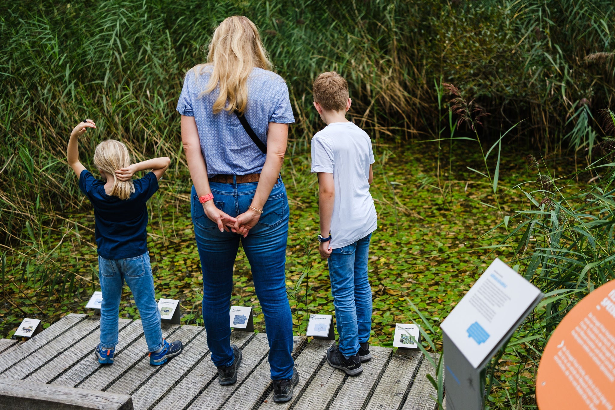EIne Mutter mit zwei Kindern im Naturzentrum Thurauen. 