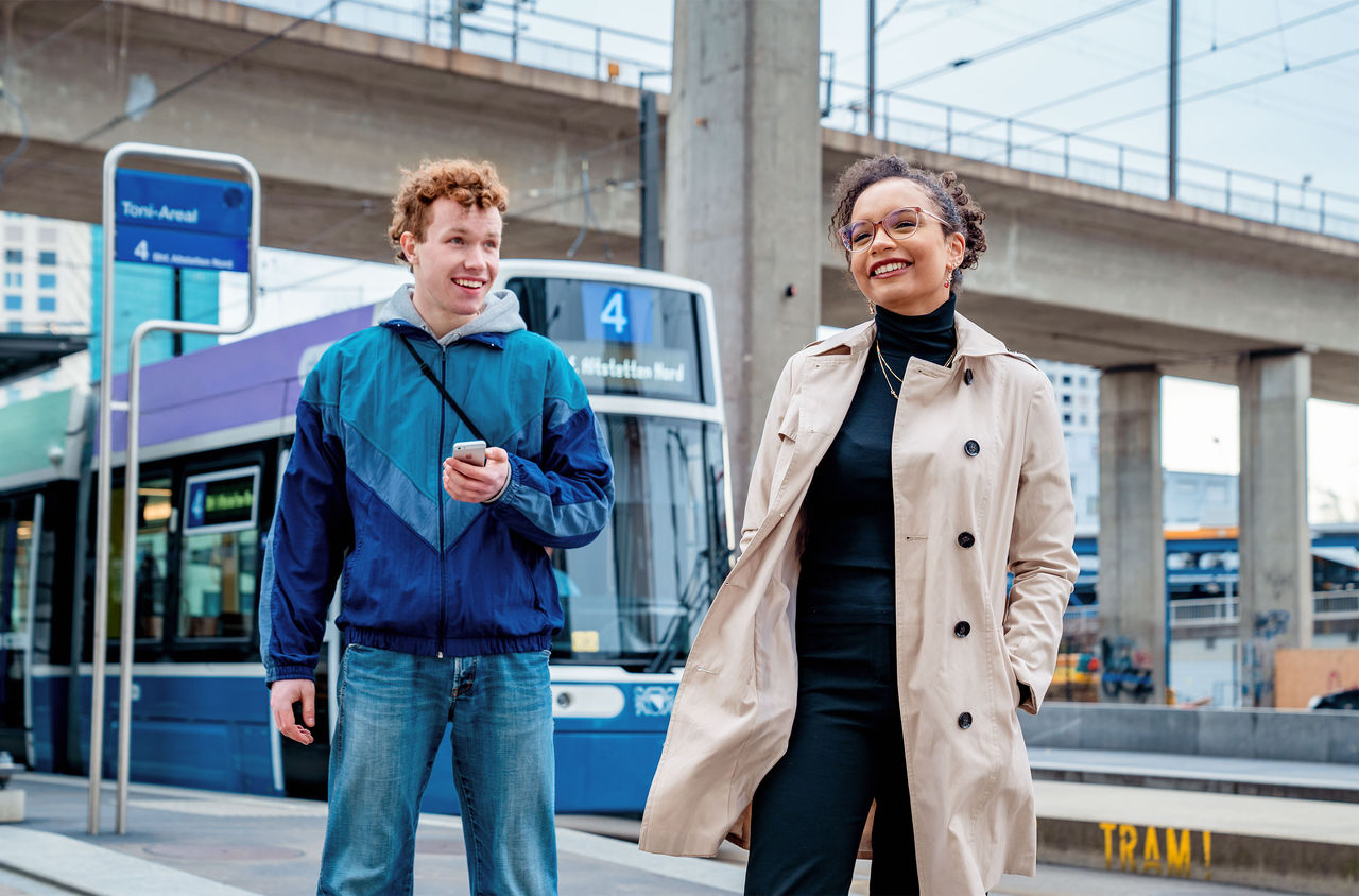 Naomi und Ramon vor dem 4er-Tram in Zürich
