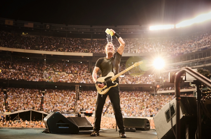 Bruce Springsteen auf Bühne bei Konzert. 