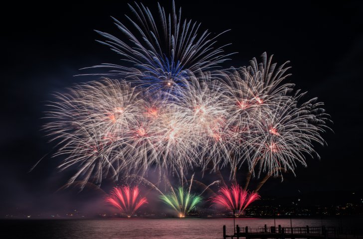 Feuerwerk über dem Zürichsee am Silvesterzauber in Zürich