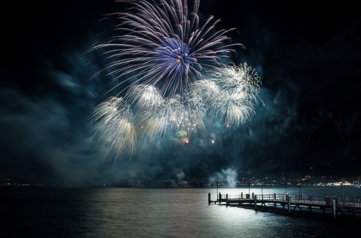 Feuerwerk über dem Zürcher Seebecken am Silvesterzauber