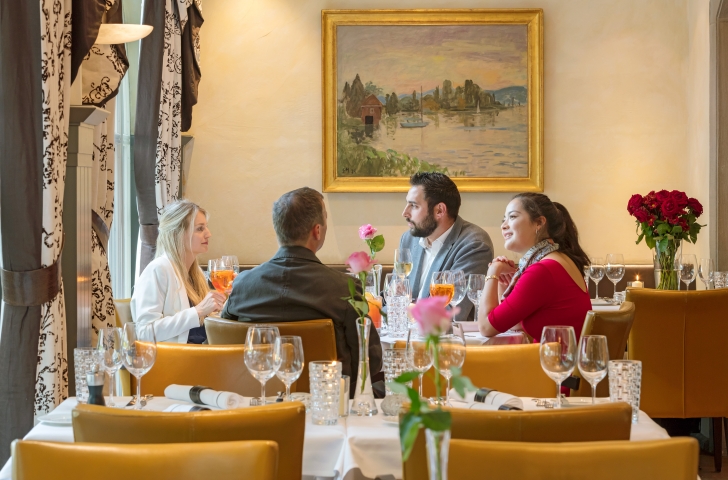 Gäste im Restaurant Romantik Seehotel Sonne in Küsnacht