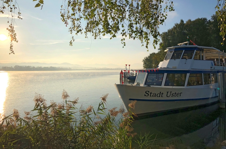 Schiff «Stadt Uster» der Schifffahrts-Genossenschaft Greifensee bei Sonnenuntergang