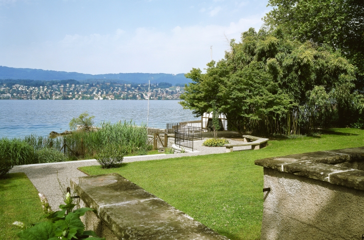Der idyllische Garten direkt am Zürichsee des ehemaligen Wohnhauses von Carl Gustav Jung.