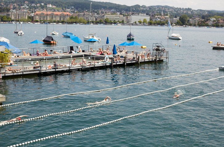 Menschen schwimmen ihre Bahnen im Seebad Enge in Zürich
