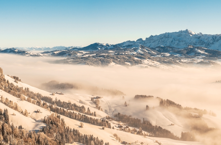 Aussicht vom Skigebiet Atzmännig auf die winterliche Landschaft und den verschneiten Säntis
