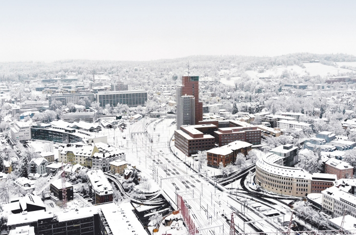 Die verschneite Stadt Winterthur im Winter.