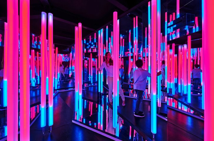 Ein Raum voller Lampen im Wow Museum in Zürich