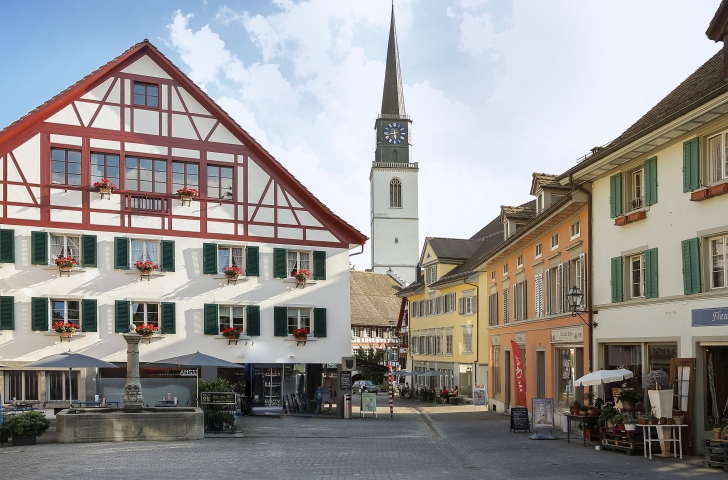 Die Altstadt in Bülach mit einem markanten Fachwerkhaus.
