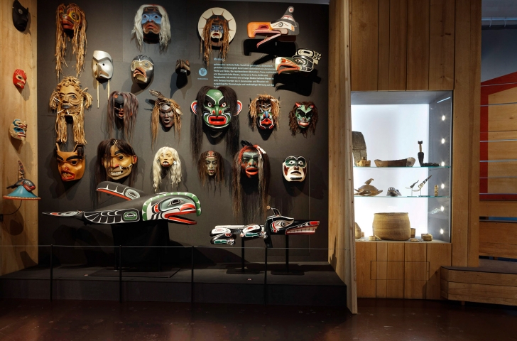 Ausstellung von Masken im NONAM Nordamerika Native Museum Zürich