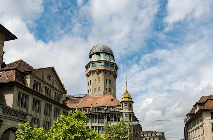 Der Turm der Sternwarte Urania mitten in Zürich.