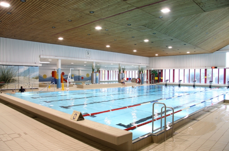 Schwimmbecken Innenbereich Hallenbad Hirslen Bülach