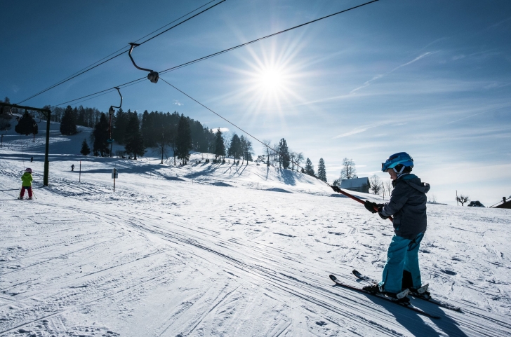 Kind auf dem Skilift am Atzmännig Goldingen.