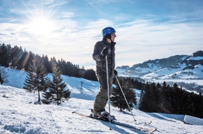 Mann auf der Skipiste am Atzmännig Goldingen im Winter