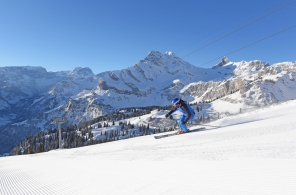 Skifahrer auf der Piste in Braunwald