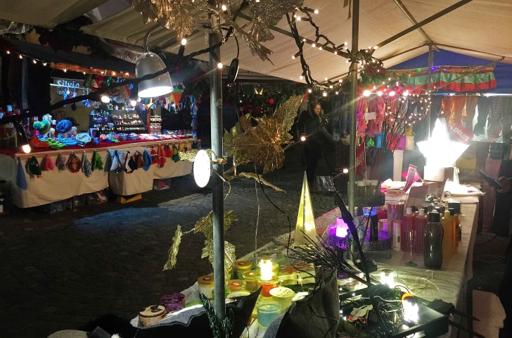 Marktstände auf dem Weihnachtsmarkt in Horgen