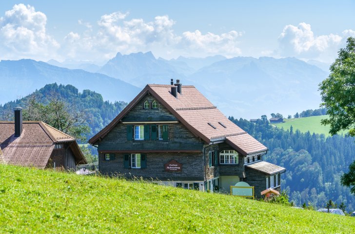 Das Gasthaus Alp Scheidegg mit prächtiger Aussicht auf den Mürtschenstock.