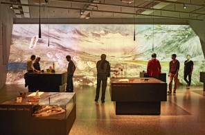 Besucher in einer Ausstellung des Landesmuseums Zürich