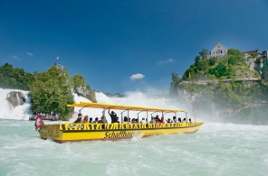 Gelbes Schiff mit Fahrgästen bei einer Felsenfahrt am Rheinfall 