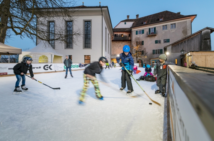 Kinder am Eishockey spielen auf der Schloss-Eisbahn in Grüningen