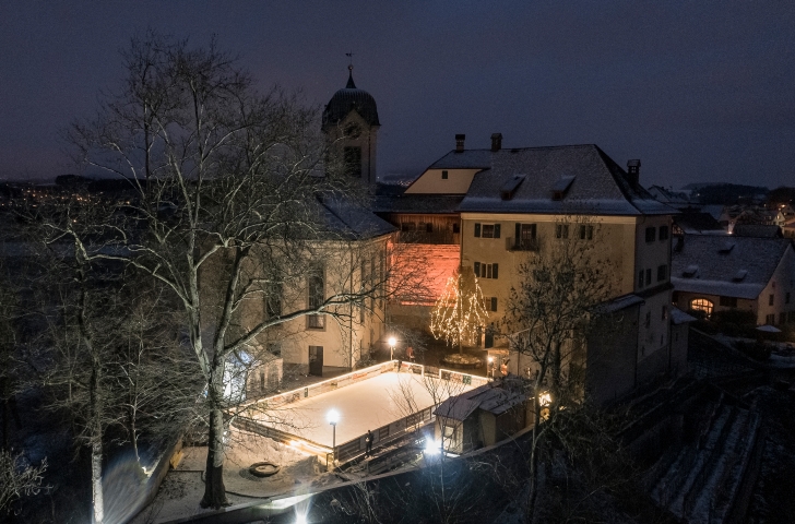 Schloss-Eisbahn in Grüningen am Abend