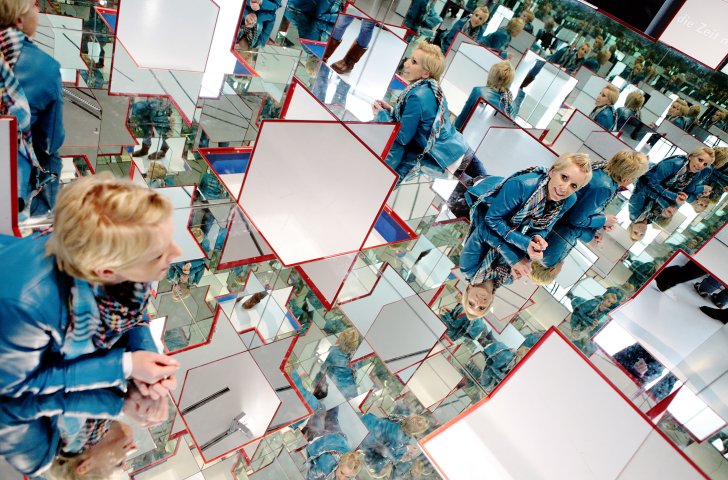 Frau in der Sonderausstelllung «Spiegeleien» im Swiss Science Center Technorama Winterthur