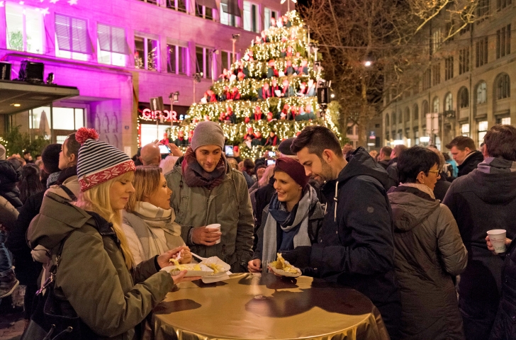 Glühwein Trinken am Singing Christmas Tree