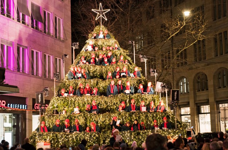 Chor singt am Singing Christmas Tree