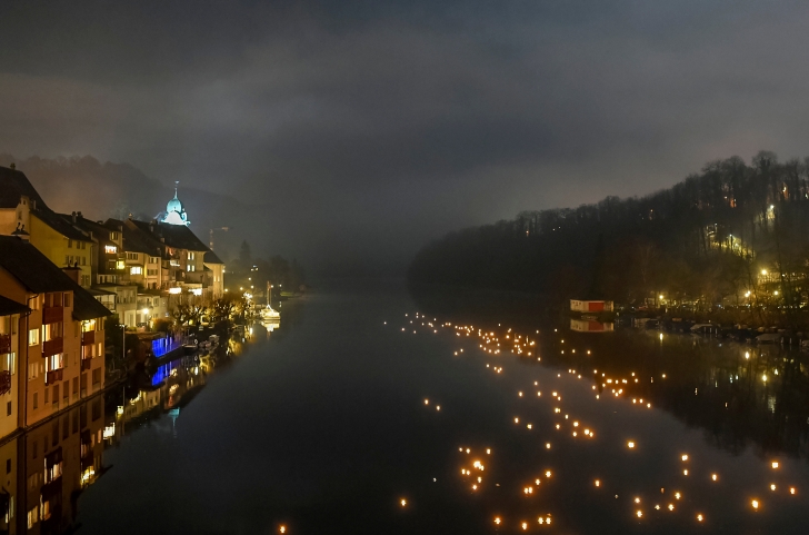 Lichterschwimmen auf dem Rhein am Weihnachtsmarkt in Eglisau