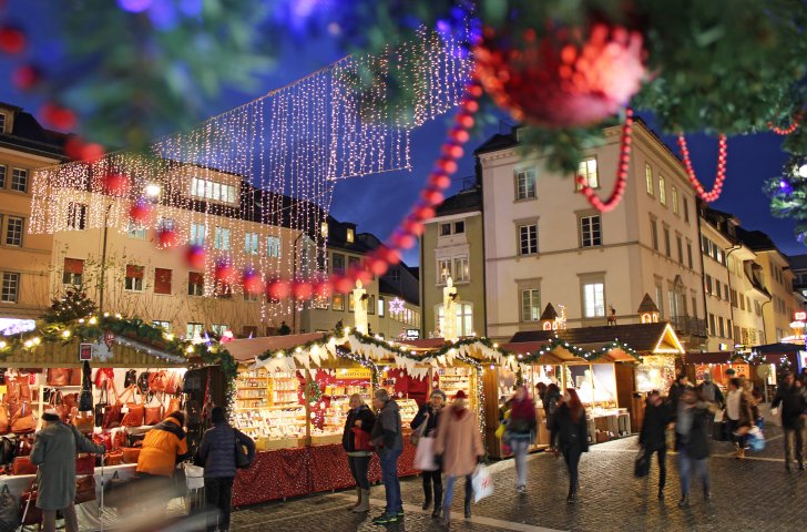 Bezaubernde Sicht auf den Weihnachtsmarkt Winterthur